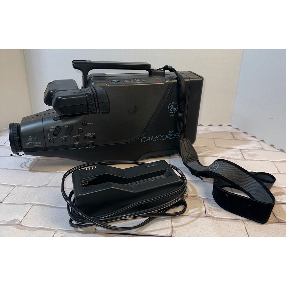 GE CG684 VHS Camcorder 8X Power Zoom‎ Auto Focus Vintage Video Camera w/Charger